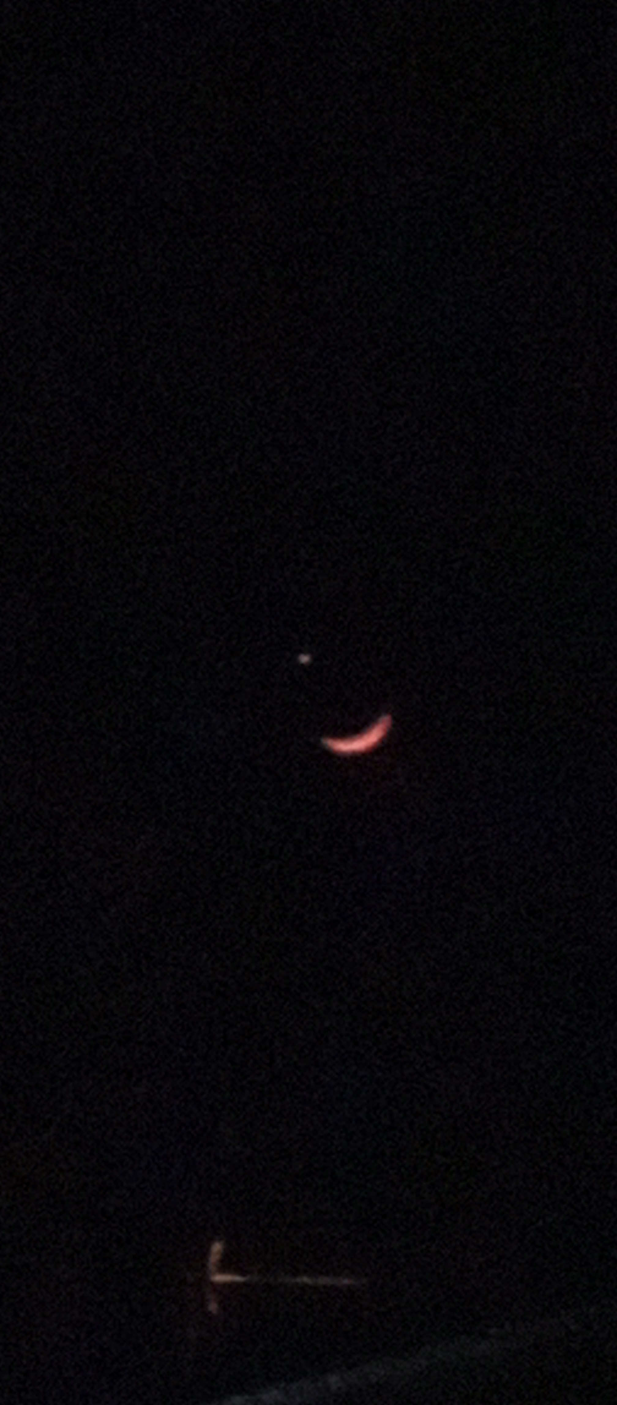 Fenomena Bulan Sabit Merah Didampingi Venus